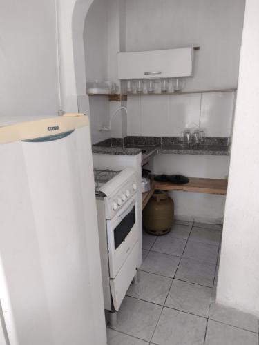 Dapur atau dapur kecil di Kitnet temporada Cabo Frio