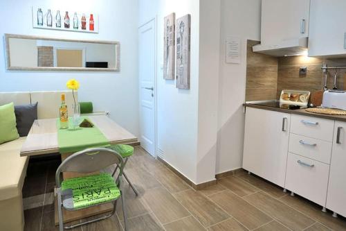 une cuisine avec un bureau, une table et une chaise dans l'établissement JAZZ! Super Central Cozy Downtown, à Budapest