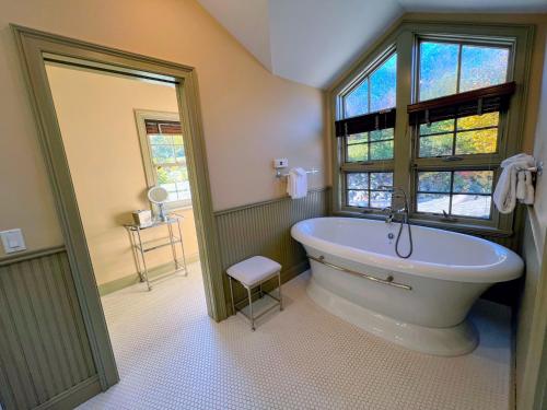 uma casa de banho com uma banheira grande e uma janela em Presidential View Ski-in Ski-out Townhome with Amazing Views em Bretton Woods