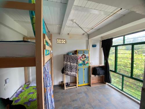 Schlafsaal mit einem Etagenbett und einem Etagenbett in der Unterkunft Combi in Salento