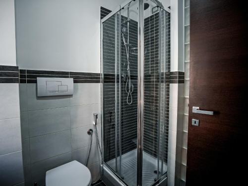 La salle de bains est pourvue d'une douche en verre et de toilettes. dans l'établissement Casa Celestina, à Rome