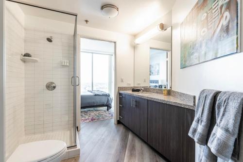 uma casa de banho com um chuveiro, um WC e um lavatório. em 2BR Lux Highrise Hollywood em Los Angeles