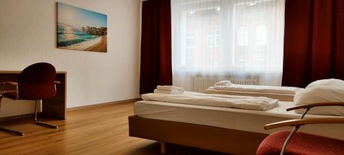 Кровать или кровати в номере Othman Appartements Falkenstraße 26