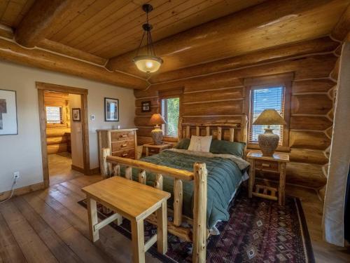 um quarto com uma cama num chalé de madeira em Upper Ranch em Granby