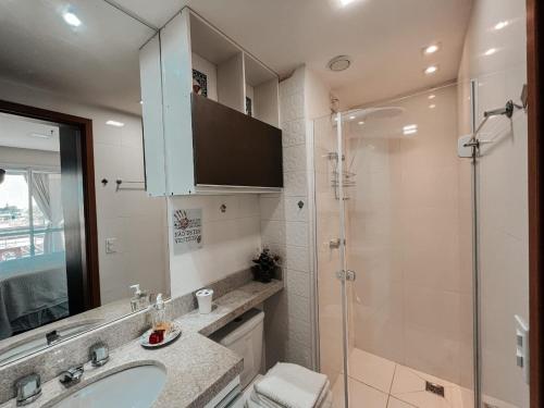 W łazience znajduje się umywalka i prysznic. w obiekcie Seu espaço em Brasília w mieście Brasília