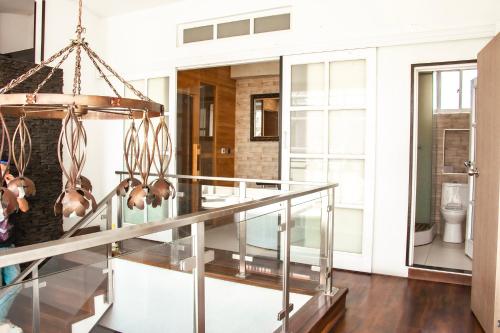 eine Treppe in einem Haus mit einem Kronleuchter in der Unterkunft apt duplex embajada americana corferias agora g12 in Bogotá