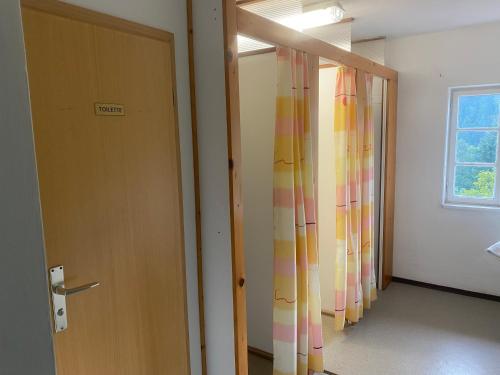 una stanza con tende e porta e finestra di Zimmer 2 am Manötscherhof a Tires