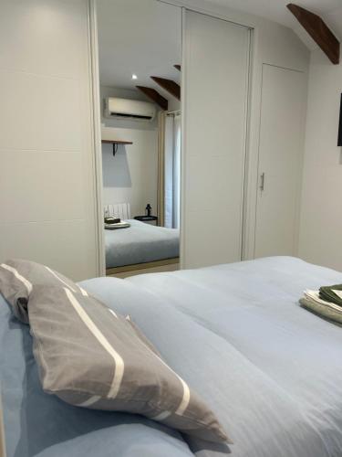 a bedroom with a large bed and a mirror at Casa rústica en Madrid recién reformada in Madrid