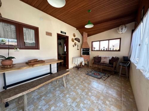 een woonkamer met een tafel en een bank bij Recanto Luar in Camanducaia