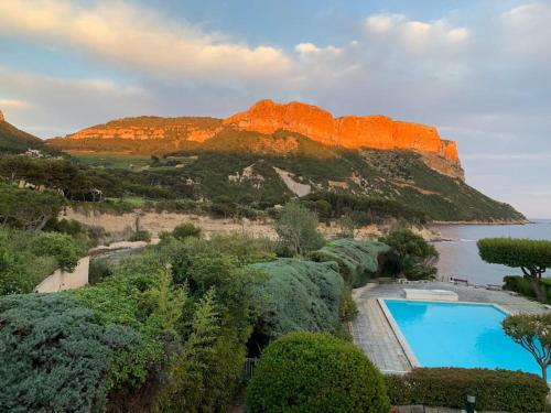 vistas a una montaña con piscina en Exceptionnel, 5' du village de cassis, vue féerique, piscine, parking, en Cassis