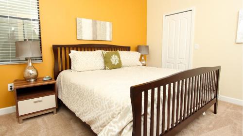 1 dormitorio con 1 cama y 1 mesa con mesita de noche en Champions Gate Resort - 5b4b Villa, en Davenport