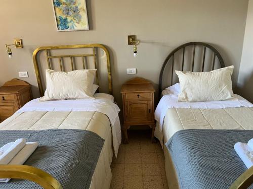 - deux lits assis l'un à côté de l'autre dans une pièce dans l'établissement Casa Campo - Altamira, à Campo Los Andes