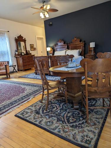 a living room with a table and chairs and a bedroom at The Vistula Rose B & B in Toledo