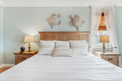 En eller flere senge i et værelse på Periwinkle Paradise