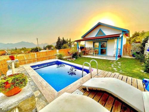 a backyard with a swimming pool and a house at Villa Rengin Datça (Havuzlu) Günlük Haftalık Kiralık in Datca