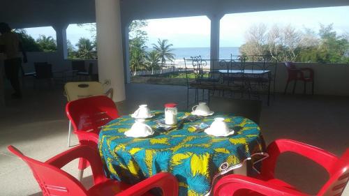 a table and chairs with a view of the ocean at CAMPAMENTO CHEZ CAMPOS in Cap Skirring