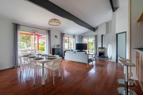 un salon avec une table, des chaises et un canapé dans l'établissement Chemin de l'Ombriere - Entre Bordeaux et le Bassin dArcachon, à Saint-Jean-dʼIllac