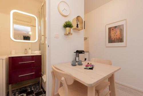 une petite cuisine avec une table et un évier dans l'établissement Le Roseau Toulousain, à Toulouse