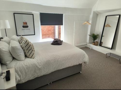 Cama o camas de una habitación en Stay at Bank Coleshill 2 Bedroom Apartment HS2 BHX JLR Airport Countryside