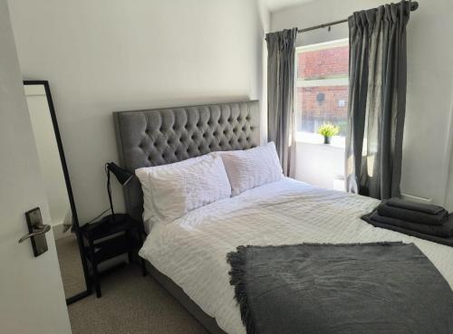 Cama o camas de una habitación en Stay at Bank Coleshill 2 Bedroom Apartment HS2 BHX JLR Airport Countryside
