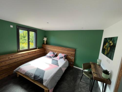 1 dormitorio con 1 cama grande y paredes verdes en Le Cristal Montvernier, en Montvernier