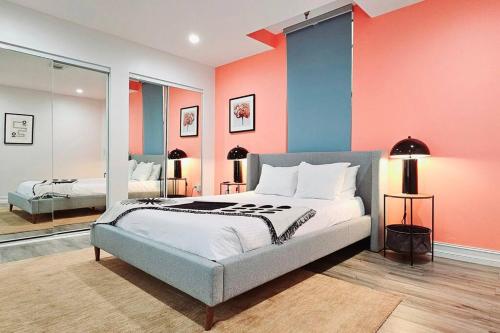 ein Schlafzimmer mit einem großen Bett mit farbenfrohen Wänden in der Unterkunft The Lofts on Clematis 207 Downtown West Palm Beach in West Palm Beach