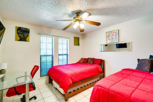 um quarto com 2 camas e uma ventoinha de tecto em Charming Texas Escape with Fireplace, Near Hiking! em Duncanville