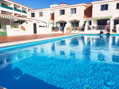 Bazén v ubytovaní 3 bedroom pool front bungalow in Costa Adeje alebo v jeho blízkosti