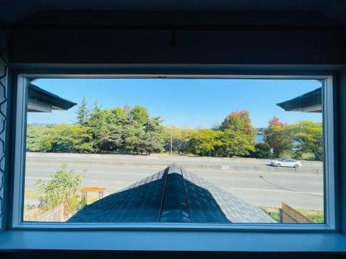 een raam met uitzicht op een parkeerplaats bij Green Lake 1st Line Home B with Central Air Conditioners in Seattle