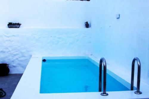 una piscina en una habitación con iluminación azul en Casas do Gavião by Portus Alacer, en Gavião