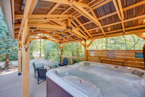 Foto dalla galleria di Spacious Packwood Cabin with Hot Tub - Near River a Packwood