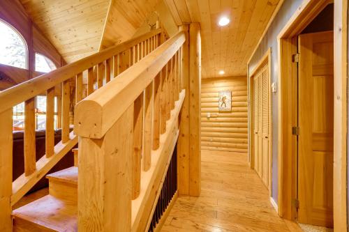 Foto dalla galleria di Spacious Packwood Cabin with Hot Tub - Near River a Packwood