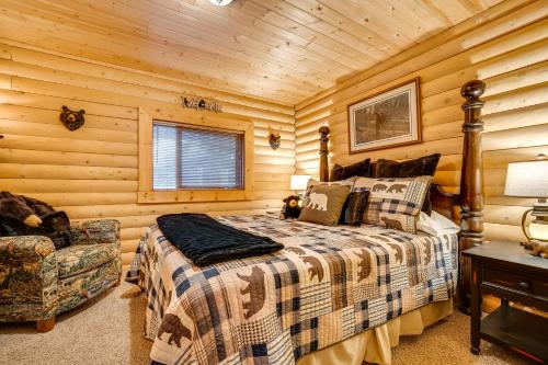 una camera da letto in stile baita di tronchi con letto e sedia di Spacious Packwood Cabin with Hot Tub - Near River a Packwood