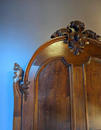 a wooden bed with an ornate wooden head board at The Vistula Rose B & B in Toledo