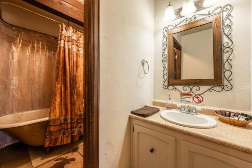 Vannituba majutusasutuses New! Historic Chalet in Colorado National Forest