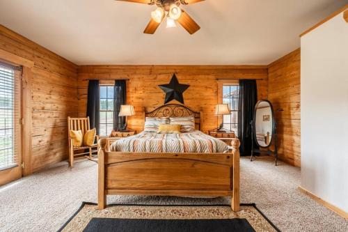 Voodi või voodid majutusasutuse New! Historic Chalet in Colorado National Forest toas