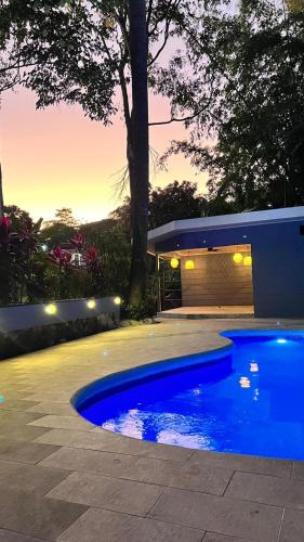 - une piscine bleue dans une cour avec un bâtiment dans l'établissement Hotel Mono Azul, à Quepos