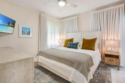 喬治城的住宿－Coconut Bay Villas #116，一间卧室设有一张床和一个窗口