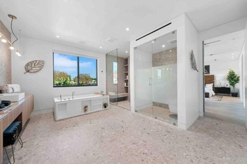 a large bathroom with a tub and a shower at Hollywood Hills 5 BR Villa, Pool, Rooftop, Parking in Los Angeles