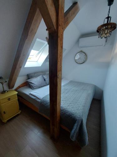 Кровать или кровати в номере Fajny apartament 63mkw