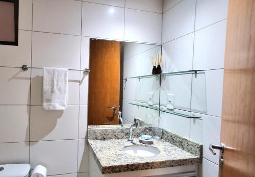 uma casa de banho com um lavatório e um espelho em LUXOR CABO BRANCO - JOIA RARA Beira Mar em João Pessoa