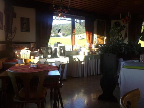 a dining room with a table and chairs and a window at Ferienwohnung - Apartement - Hotel Klippitz Nordost in Reichenfels