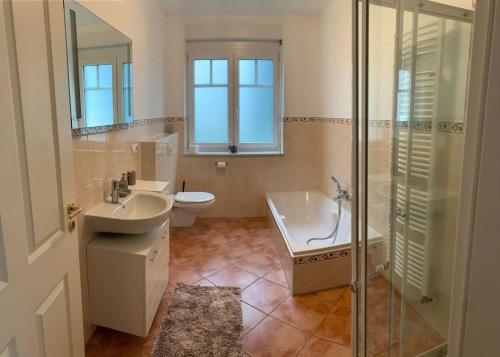 La salle de bains est pourvue d'un lavabo, de toilettes et d'une douche. dans l'établissement Ferienwohnung für 4 Personen in bester Lage ca. 15 km von Bremen City, à Achim