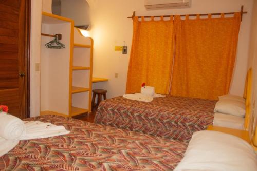 una habitación de hotel con 2 camas y una escalera en Bungalows As De Oros en Rincon de Guayabitos