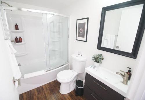 y baño con aseo, ducha y lavamanos. en The Lofts on Clematis 603 Downtown West Palm Beach en West Palm Beach