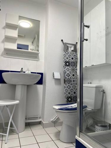 une salle de bain avec toilettes et lavabo dans l'établissement Maison à 3 min de Cabourg / 5min à pieds de la mer, à Dives-sur-Mer