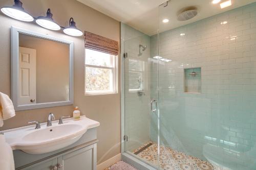 Ένα μπάνιο στο Running Springs Cabin with Spacious Deck and Hot Tub!