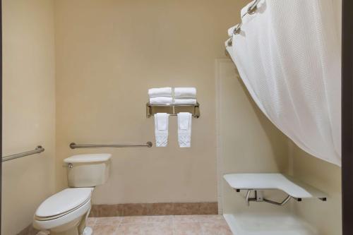 Un baño de Best Western University Inn and Suites