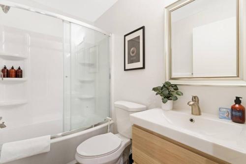 een badkamer met een toilet, een wastafel en een douche bij The Lofts on Clematis 402 Downtown West Palm Beach in West Palm Beach