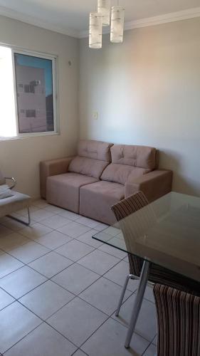 sala de estar con sofá y mesa en Apartamento no condomínio Bilbao - B7 202, en Teresina